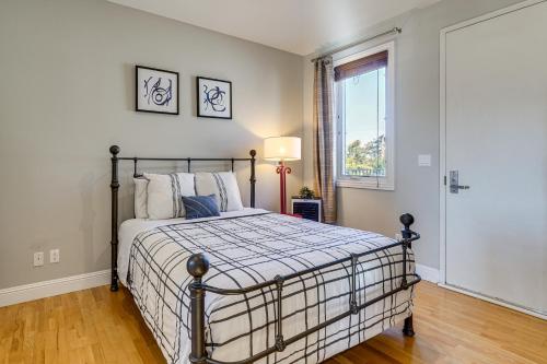 Walk to Caltrain! Studio in Dtwn San Mateo في Hayward Park: غرفة نوم بها سرير ونافذة