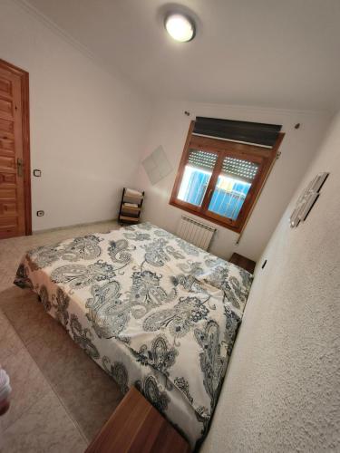 een slaapkamer met een groot bed in een kamer bij Amarella Costa Dorada in Les tres Cales