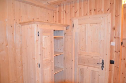 een lege kamer met een deur en een kast bij Kuenerhof in Versciaco di Sopra