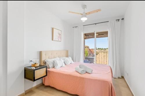 En eller flere senge i et værelse på Ático Condesa con terraza y piscina cerca Playa La Llana