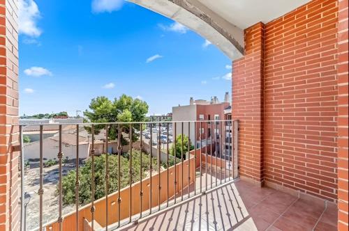 En balkon eller terrasse på Ático Condesa con terraza y piscina cerca Playa La Llana
