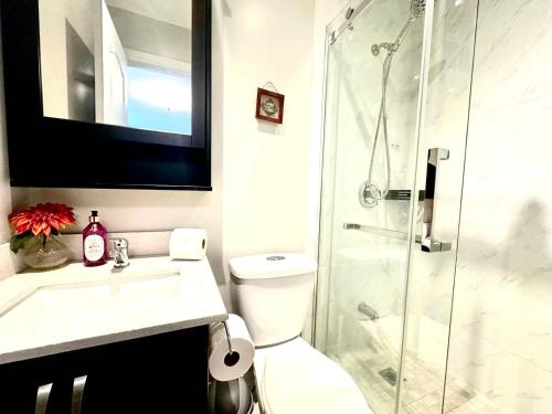 um banheiro com chuveiro, vaso sanitário e pia em Cozy Queen room with Shared Bath near Seneca Finch 404 em Toronto
