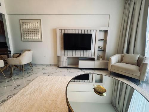 Posh 1br Apart with Private Beach