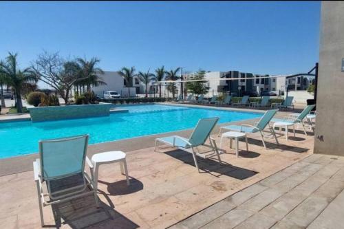 Hồ bơi trong/gần Modern Oasis with Pool