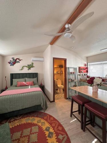 Postel nebo postele na pokoji v ubytování Casita 3 mins to downtown farmers market