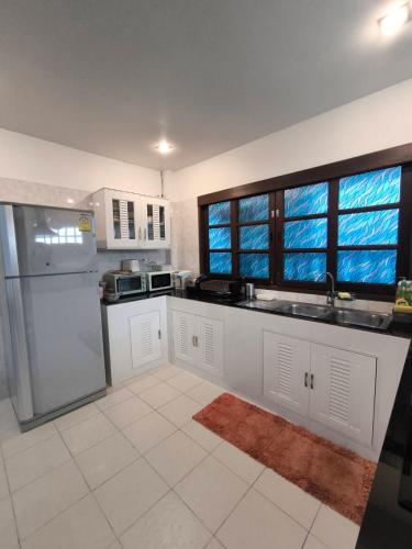 Kuchyň nebo kuchyňský kout v ubytování Baan Fah Sai 2-Bedroom Pool Villa