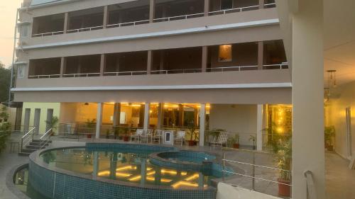 Bazén v ubytování Beyond Inn nebo v jeho okolí