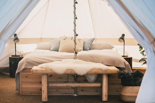 Lagunen Cottages and Hostel في سترومستاد: غرفة نوم بسرير في خيمة