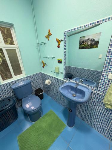 Ένα μπάνιο στο Hostal Tena Ñaui