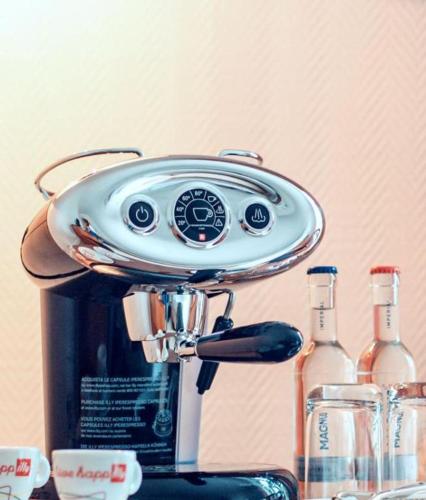 a slow cooker sitting on top of a blender at Strandhotel Strande in Strande