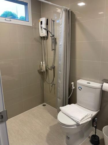 une salle de bain avec douche, toilettes et fenêtre dans l'établissement Home stay Ev Coffeehouse, à Ban Map Khao Wan