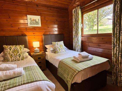 Postel nebo postele na pokoji v ubytování Lady Galloway 27 with Hot Tub