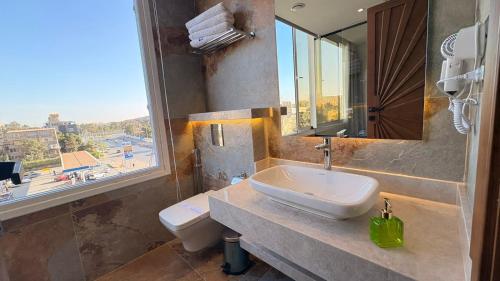 Ένα μπάνιο στο DouDou Pyramids View Hotel