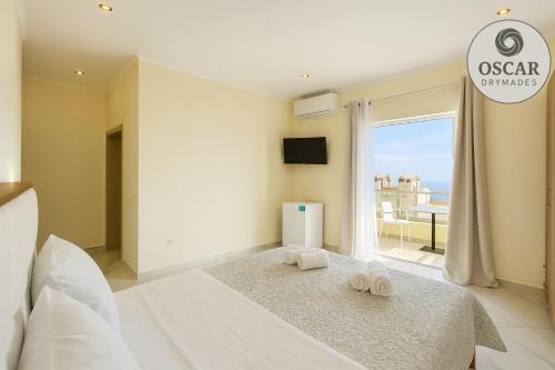 Postel nebo postele na pokoji v ubytování Oscar’s Apartments Drymades