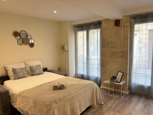 Postel nebo postele na pokoji v ubytování Studio Hyper Centre Libourne