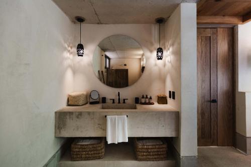 un baño con lavabo y espejo en Casa Yute by Ahau Collection, en San Agustinillo