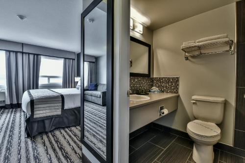 Un baño pequeño con inodoro y lavabo. en The View Hotel, en Fort Saint James