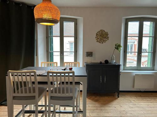 La ruine في لافيرت-سانت-أوبين: مطبخ مع طاولة طعام وكراسي