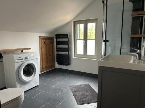 La ruine في لافيرت-سانت-أوبين: حمام مع غسالة ومغسلة