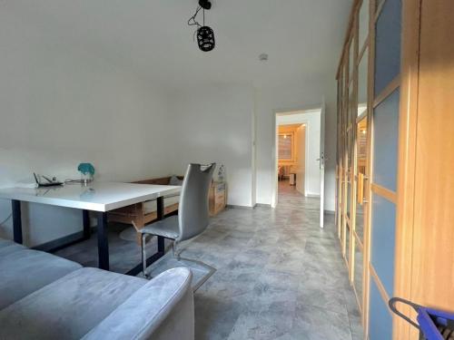 Posezení v ubytování - Graphite Modern 3-Room Apartment - Stylish Grey Interior - Spacious Terrace - Fully Equipped Kitchen - Wi-Fi - Renovated 2024 - Central & Convenient Location - Free Parking - Near Bus & Airport -