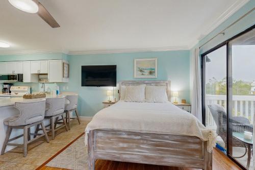 Una cama o camas en una habitación de Beachfront II 202