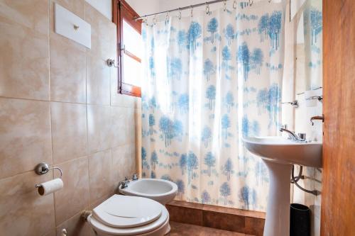 Et badeværelse på HOSTERIA NIDO DE CONDORES-Solo Adultos