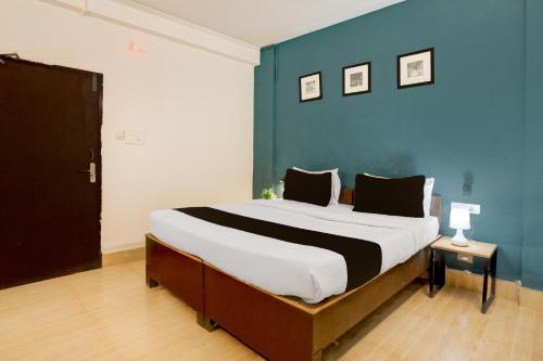 Postel nebo postele na pokoji v ubytování Collection O KIIT Square Bhubaneswar Formerly Nilay Classic