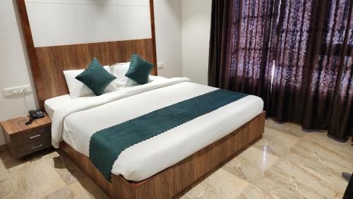 Postel nebo postele na pokoji v ubytování Maurya Palace