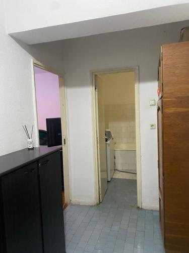 een lege kamer met een keuken en een hal bij Apartament cu 2 camere decomandat in Craiova