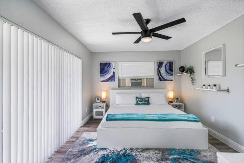 Кровать или кровати в номере Stunning Heated Pool House Close to Tampa & Casino