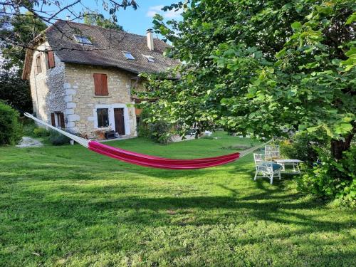 a hammock in the yard of a house at Maison au calme en Chartreuse in Miribel-les-Échelles