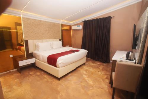 una habitación de hotel con una cama y un espejo en Chateux de atlantique Hotel, en Lagos