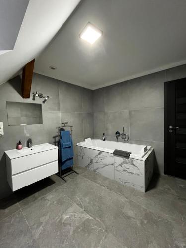 Ванная комната в Apartmán 3KK 80 m2 s vířivkou a saunou