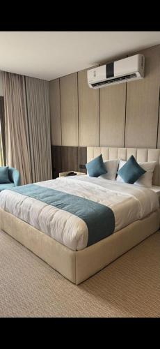 欧拉Quiet Night Hotel的卧室里有一张大床，配有蓝色枕头