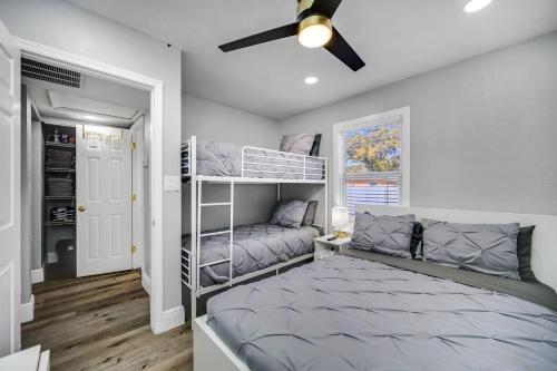 een slaapkamer met een stapelbed en een plafondventilator bij Tampa Retreat with Heated In-Ground Pool & Spa in Tampa