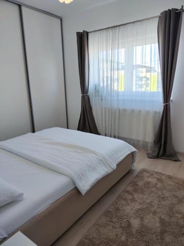 En eller flere senge i et værelse på Sibiu Edge Retreat