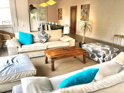een woonkamer met witte banken en een salontafel bij Global Immo 9101 Pacheco Beach in Roses