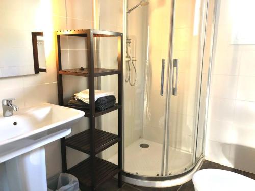 een badkamer met een douche en een wastafel bij Global Immo 9101 Pacheco Beach in Roses