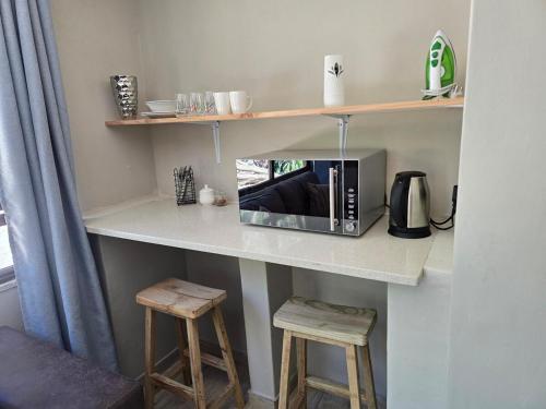 Η κουζίνα ή μικρή κουζίνα στο Honeywood Stays - Cozy Corner