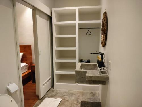 ein Badezimmer mit Waschbecken und Toilette in der Unterkunft Mimi Rae Villa Canggu in Dalung