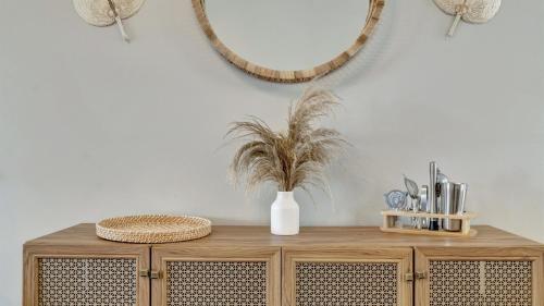 um armário de madeira com um espelho na parede em Pool Waterfront Lake 12 PPL Gorgeous em Riverview