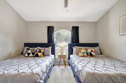 duas camas lado a lado em um quarto em Pool Waterfront Lake 12 PPL Gorgeous em Riverview