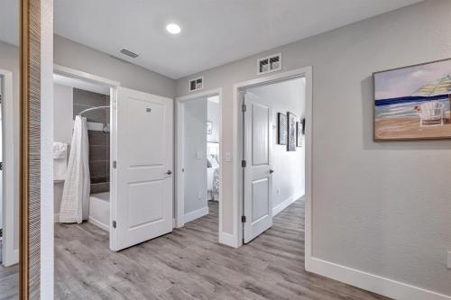 Ένα μπάνιο στο Renovated Spacious Townhome w Pool & Gym in Little Harbor Resort & Marina