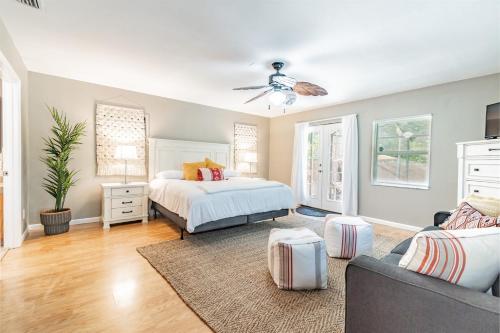 Ένα ή περισσότερα κρεβάτια σε δωμάτιο στο Cozy Clearwater Pool Home Near Beaches!