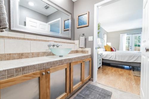 Ένα ή περισσότερα κρεβάτια σε δωμάτιο στο Cozy Clearwater Pool Home Near Beaches!