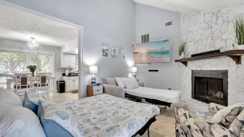 Lake MagdaleneにあるStunning Lake House w Heated Pool Ping Pong!のソファと暖炉のあるリビングルーム