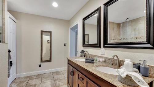 Lake MagdaleneにあるStunning Lake House w Heated Pool Ping Pong!の洗面台が2つと鏡が2つあるバスルーム