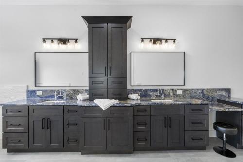 Фотография из галереи 2 Million Villa Heated Pool w Luxury Spa 6BR & 6BR Waterfront by Canal в городе Аполло-Бич