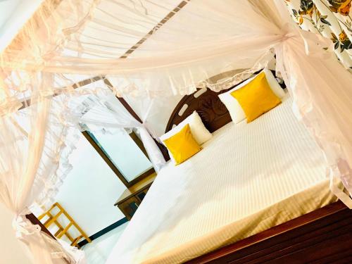 Una cama o camas en una habitación de Azure bay