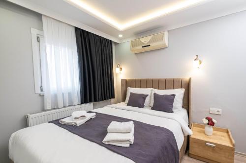 ein Hotelzimmer mit zwei Betten mit Handtüchern darauf in der Unterkunft Family Istanbul Hotel in Istanbul